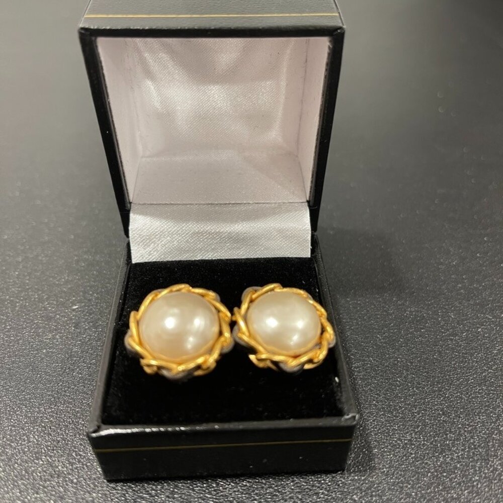 Chanel Vintage Faux. Pear and Chain Gold Metal Clip On 24KGP (51718)